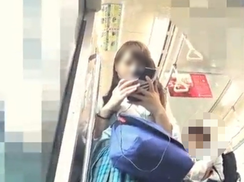 [Voyeur Video] Blue-haired High School Girl’s Upskirt Shot on the Train Goes Viral: “Honestly, I Could Watch This 20 Times”