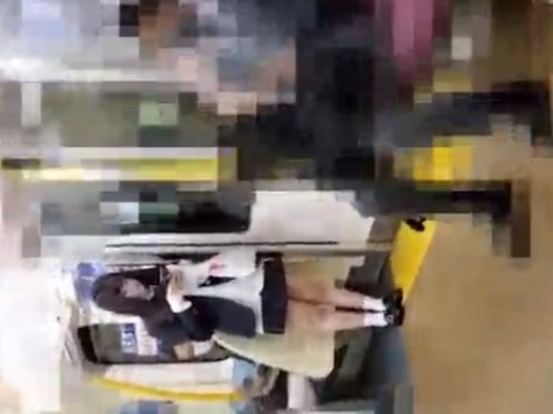 【盗撮動画】撮り師「今からあのJKのパンチラ撮影します...」⇒ 公開された動画がこちら・・・
