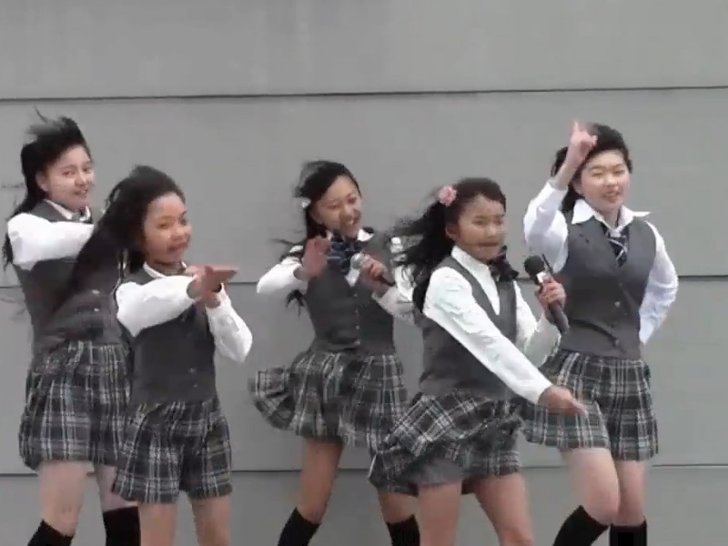 [Video] Cute pre-teen idol keeps getting her panties blown up by the wind at a windy outdoor event