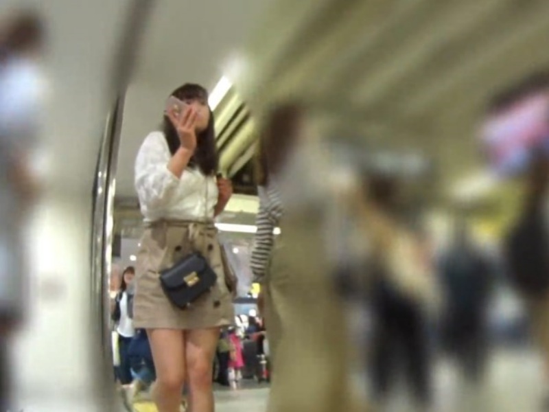 【盗撮動画】こういうどこにでもいそうな可愛いJDが日々パンチラ盗撮されているという事実