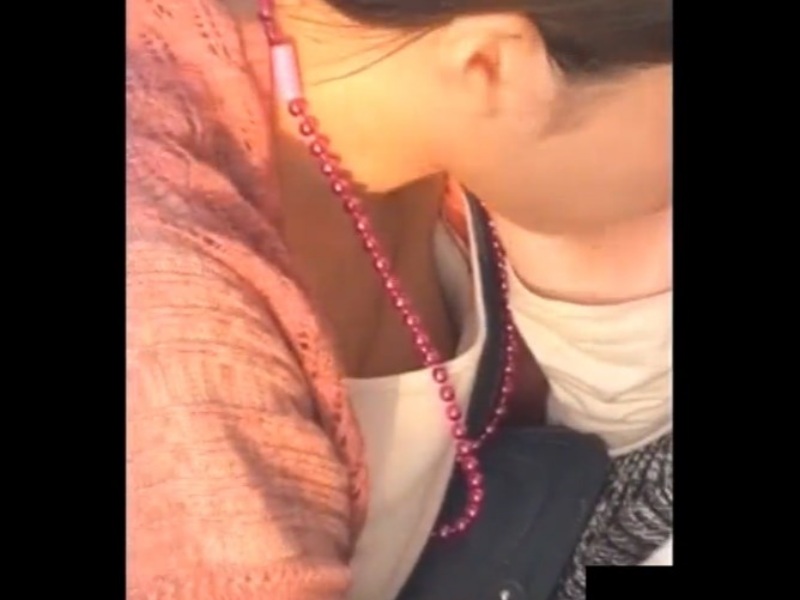 [Voyeur Video] A voyeur video showing a man relentlessly capturing glimpses of a street-corner amateur girl’s nipples by exploiting her momentary lapse in attention appears to be generating a lot of buzz