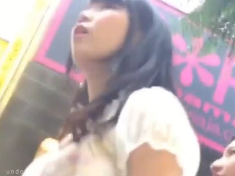 【盗撮動画】友達と待ち合わせ中の美少女JKがパンチラを撮られるまでの一部始終をご覧ください