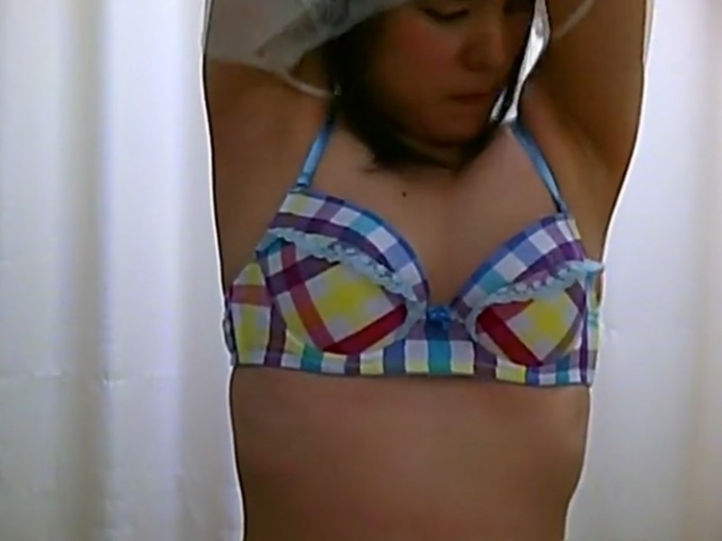 【盗撮動画】健康診断着替え盗撮！この美人な素人娘がこの後おっぱい丸出しになります