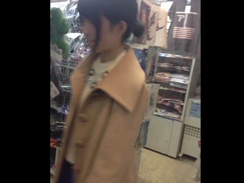 【盗撮動画】熟練の域に達した靴カメ撮り師さん、店内で若い娘を相手にパンチラ無双してしまう