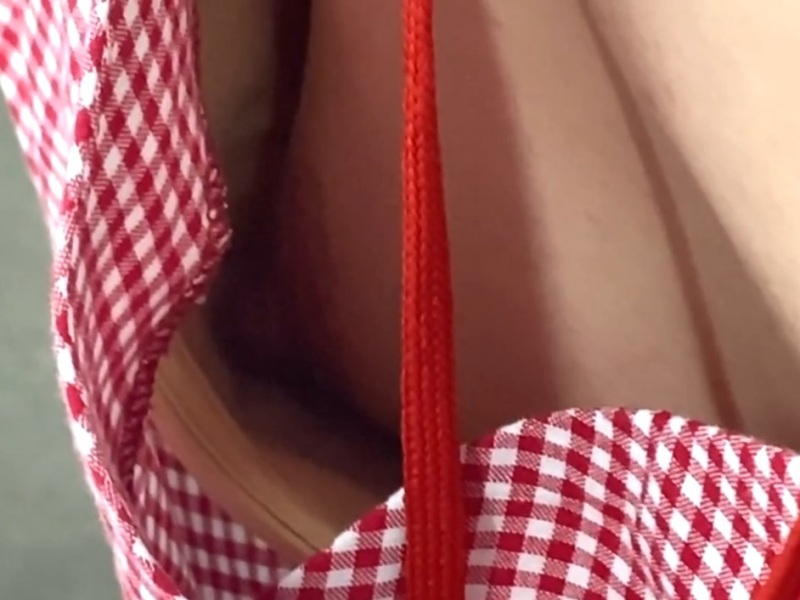 [Voyeur Video] Nipple Shot! A cameraman’s heinous act: mercilessly filming a glimpse of the kind counselor’s cleavage