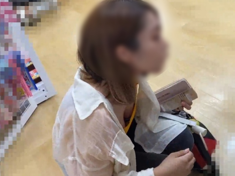 【盗撮動画】店内しゃがみ込み胸チラ。ざっくり開いたギャルの胸元をベストアングルから撮影成功