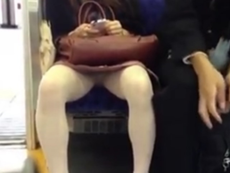 [Voyeur Video] Office Lady with Legs Spread Wide on the Train: Up-the-Skirt Shot While Facing Forward, Distracted by Her Smartphone