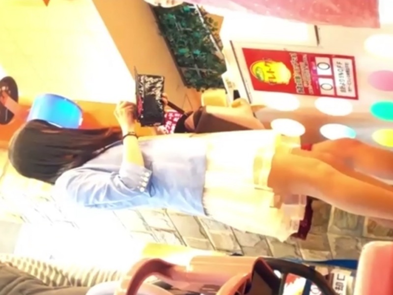 【盗撮動画】休日のショッピングモールでパンチラ盗撮事案。お友達と2人まとめて逆さ撮りされる私服JKさん