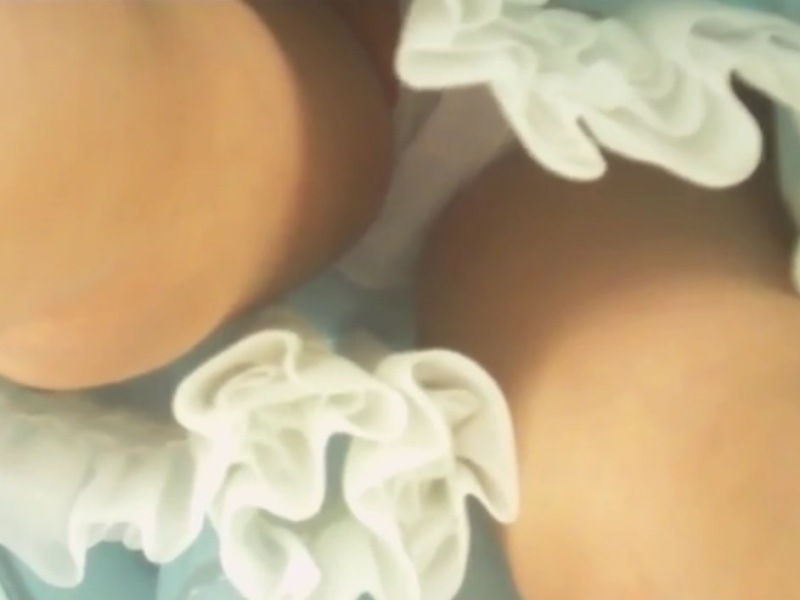 [Voyeur Video] As expected, the schoolgirl with black hair and a demure look was wearing pure white panties under her skirt while shopping