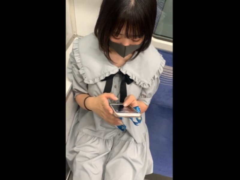 【盗撮動画】一見不可能に思える黒髪JDのパンチラ/ブラチラを完全攻略してしまう撮り師