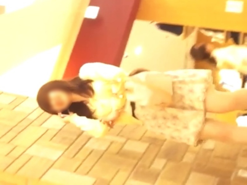 [Voyeur Video] Upskirt shots inside a store! A cute college girl with a baby face wearing slightly tight-fitting pure white panties