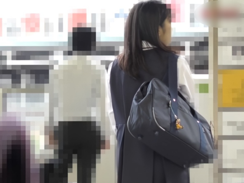 【盗撮動画】ジャンパースカートの真面目女子生徒さん、電車でW痴漢を受け出血させられてしまう