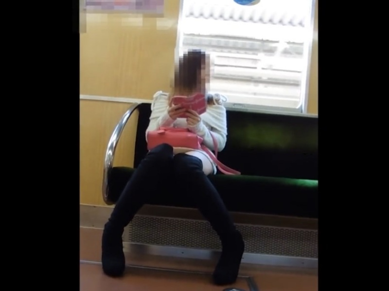 【盗撮動画】電車で朝帰りのキャバ嬢に遭遇したから対面パンチラ盗撮してみた→動画が流出・・・