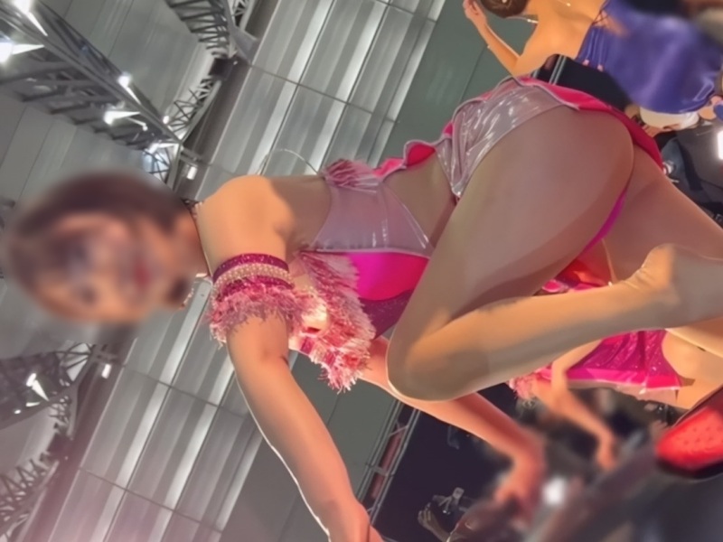 【盗撮動画】有名美人キャンギャルさん、カメコの声に応えすぎて”アレ”が丸見えになってしまう