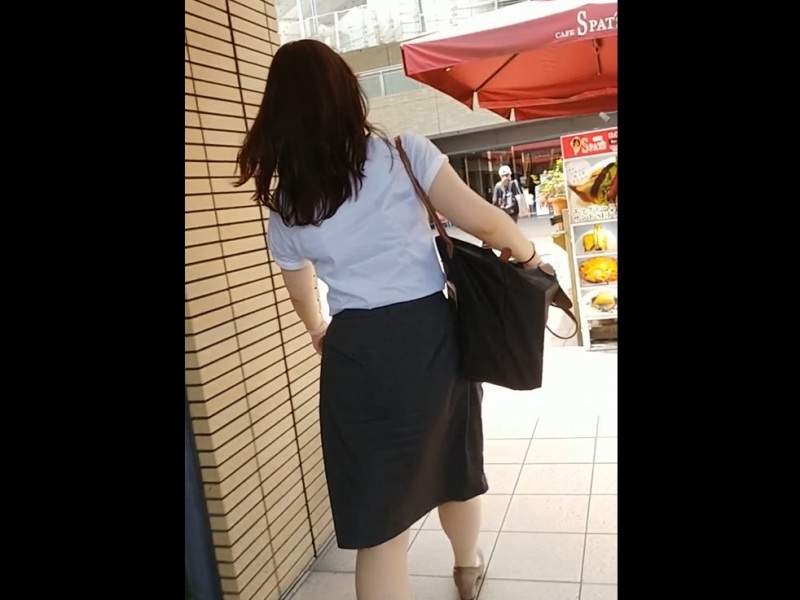 [Voyeur Video] The exploits of a panty-snapshot hunter who sneaks up behind a female office worker in a suit while she’s working and lifts her skirt