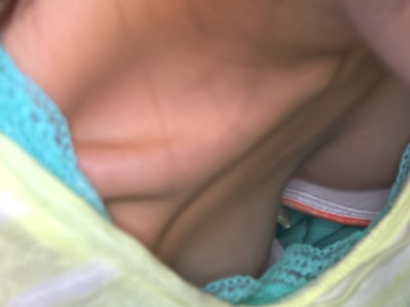 【盗撮動画】スケベな服装で配達に来たウーバーイーツ女子の胸チラ動画がネットで拡散されてしまう