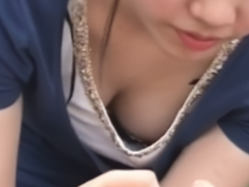 【盗撮動画】不可能を可能にする男のガチ素人娘胸チラ隠し撮り映像、気付かれることなく撮影