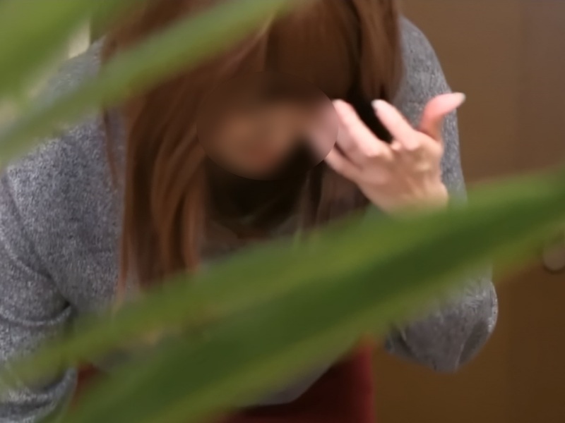 【盗撮動画】お気に入りの女子社員の胸チラを常習的に隠し撮りしている俺が動画を公開する