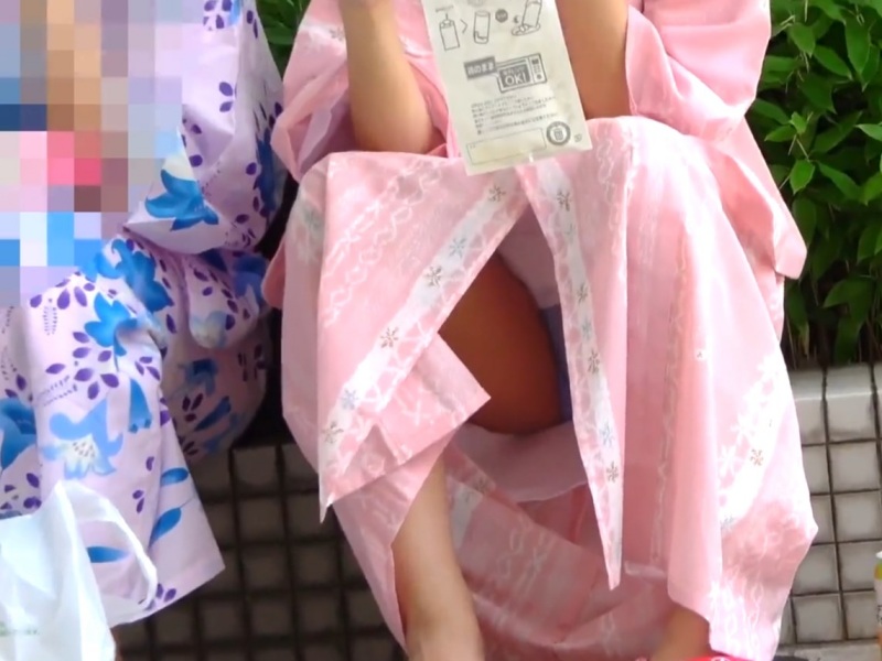 [Voyeur Video] Secretly Filmed at a Festival! The Erotic View of Panty Flashes Peeking Through the Gaps in Her Yukata Is Unbelievable