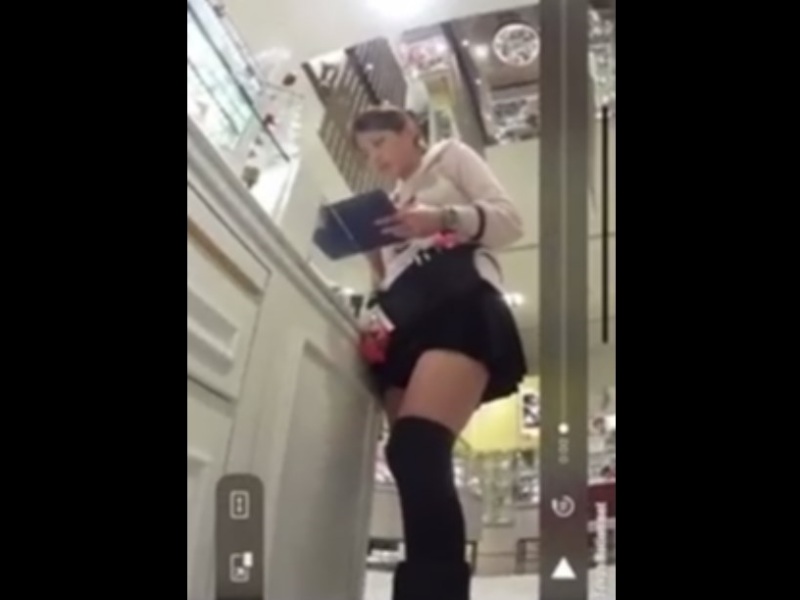 【盗撮動画】スマホカメラ撮影のガチものショップ店員パンチラ（Tバック）、ネットに出回る・・・