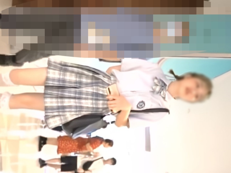 【盗撮動画】激カワ制服美少女に粘着＆逆さ撮り→純白Pを見事GETする美味しすぎるパンチラ動画
