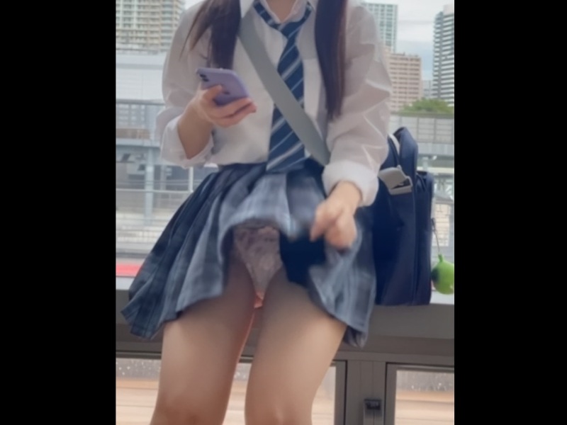 【盗撮動画】放課後の美少女JKを尾行する危険人物氏、決定的パンチラの激撮に成功する