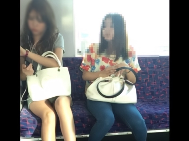 [Voyeur Video] A face-to-face upskirt shot on the train, catching a super-cute gal off guard for a split second. This is the real deal.