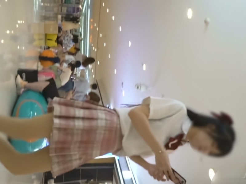 【盗撮動画】この可愛い制服娘がこれからパンチラ盗撮されます（スト越し純白パンティ）