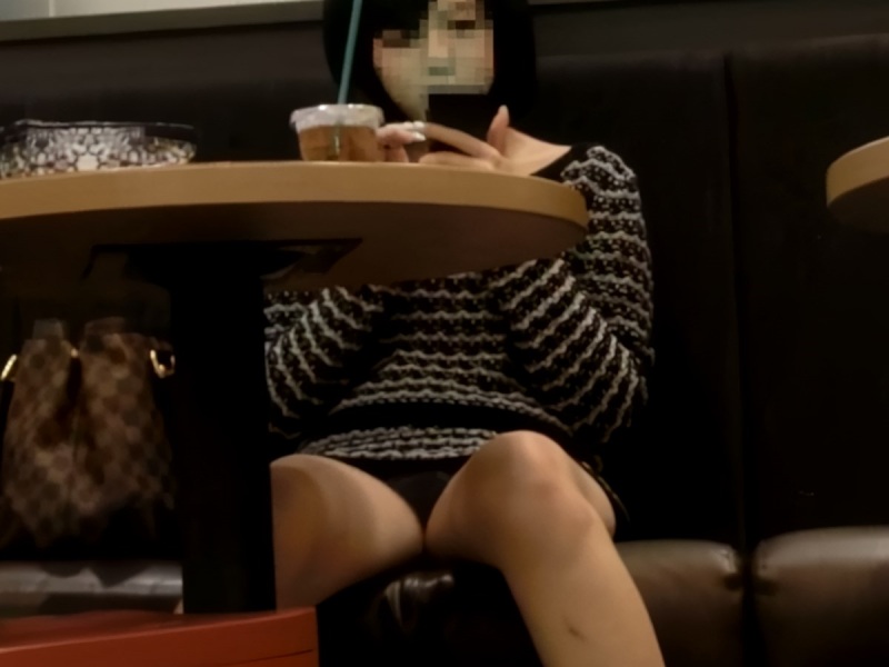 【盗撮動画】推定JK。ティーン美少女の座りパンチラをおしゃれなカフェ店内で盗み撮り