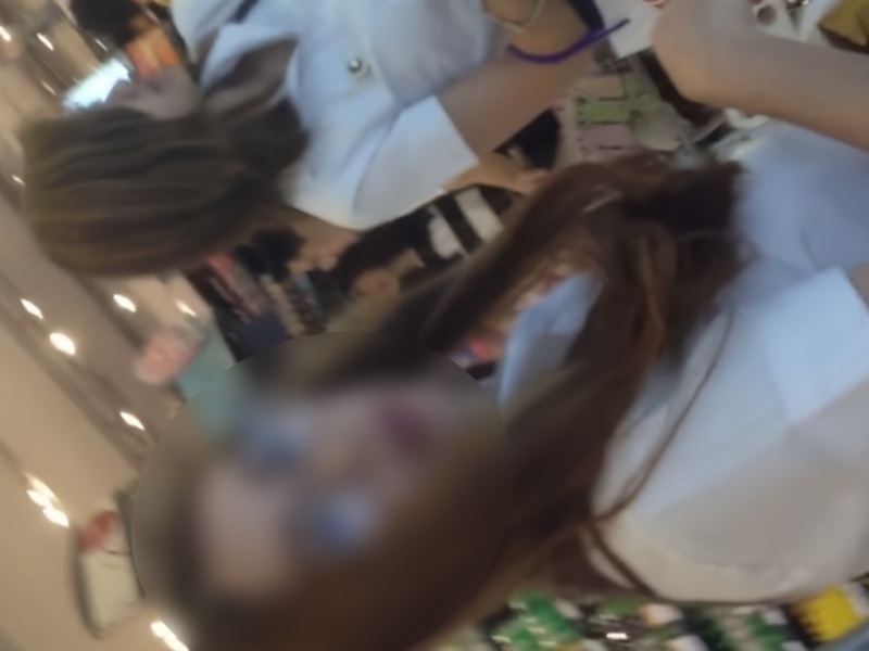 【盗撮動画】おしゃれなメガネギャルの逆さ撮りパンチラ！タイトスカから望む白Pがエッチすぎると話題