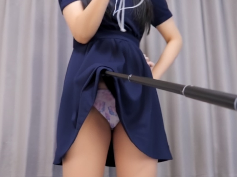 [Peeping Video] I successfully lifted my daughter's skirt while she was engrossed in VR and caught a glimpse of her panties lol