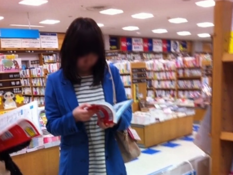 【盗撮動画】可愛いもの大好き！ハート&猫柄パンティの女子生徒の逆さ撮りパンチラ