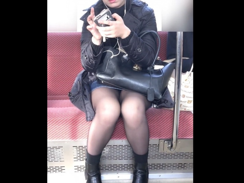 [Voyeur Video] A girl in black pantyhose, so engrossed in her smartphone that she doesn't realize she's being filmed