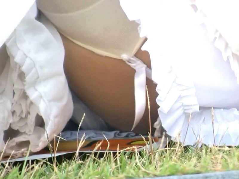 [Voyeur Video] Check out this upskirt shot of a cute girl with twin tails dressed in lolita-style fashion