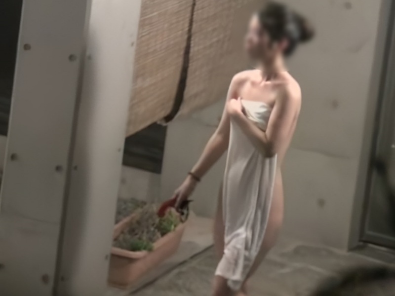 【盗撮動画】人気のない露天風呂でも胸を隠す恥ずかしがり娘の未発達ちっぱいがこちら