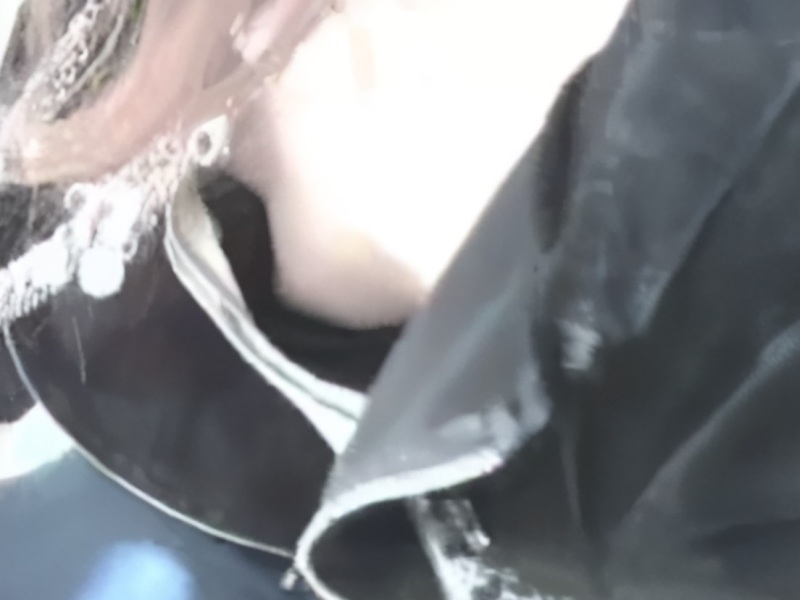 【盗撮動画】スレンダー＆貧乳で乳首まで丸見え！ショップ店員胸チラ完全攻略映像