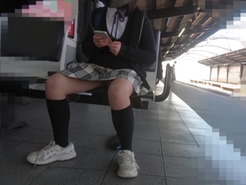 [Voyeur Video] A suspected junior high school girl in a super-cute printed cotton panty gets secretly filmed. It even ends with him talking to her...