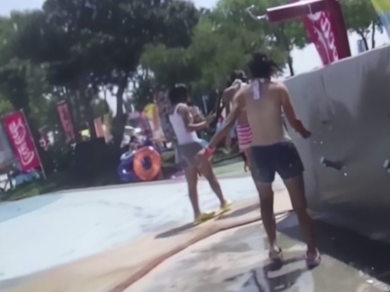 【盗撮動画】夏休み期間中のレジャープールで水着姿のティーン娘を隠し撮りしまくる新手の変態が登場してしまう