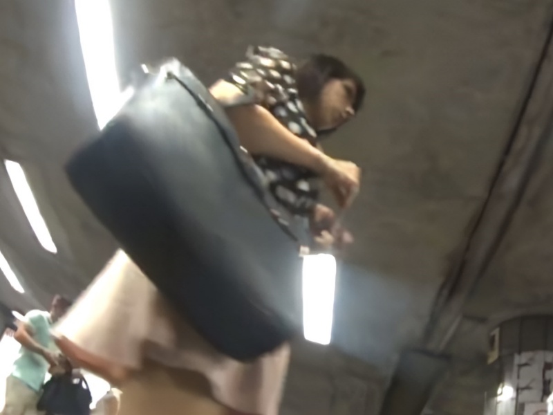 [Voyeur Video] A case of upskirt filming at a train station. A super-sexy beauty wearing a fluttering skirt—but underneath, she’s wearing a thong.