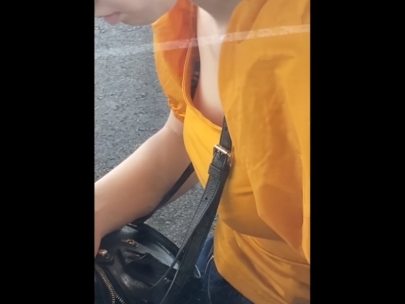 [Voyeur Videos] Unlimited Up-the-Skirt Shots of Amateur Girls Absorbed in Their Phones on Train Platforms and Trains