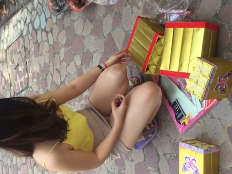 [Voyeur Video] Coincidence or fate? A video showing a rather borderline upskirt shot while crouching was uploaded by someone close to the subject