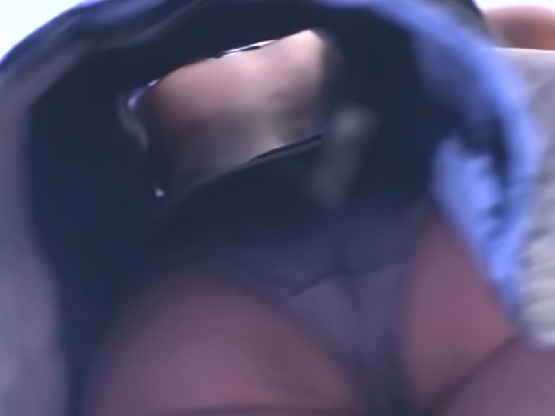 【盗撮動画】ゆるゆるワンピース美女の背中まで丸見えパンチラ！まさかのノーブラｗｗ