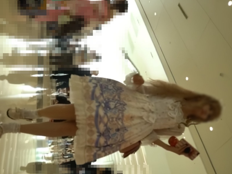 【盗撮動画】ハイスペ美少女な金髪レイヤーさん、逆さ撮りで純白パンティを晒される・・・