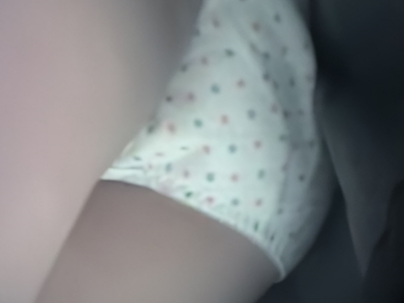 【盗撮動画】買い物に夢中の10代ギャルさん、超ドアップでパンチラを盗み撮られる