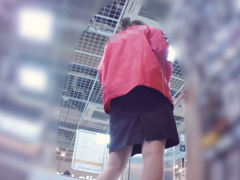 【盗撮動画】某携帯キャリア店員の逆さ撮りパンチラ。脚にぶつかり盗撮バレする痛恨のミス...