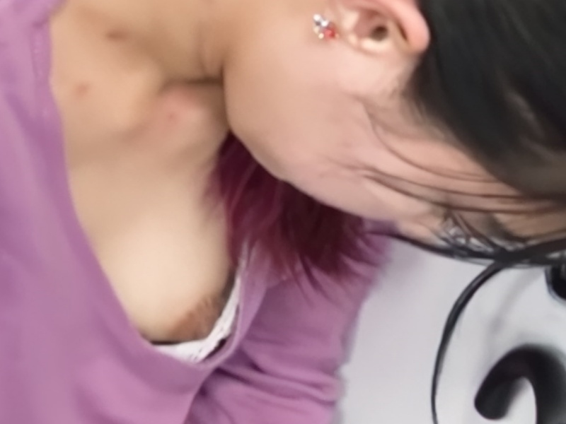 【盗撮動画】デカ目の乳輪がコンプレックスの清楚系美女さん、胸チラ撮り師にまんまと乳首を盗み撮られる