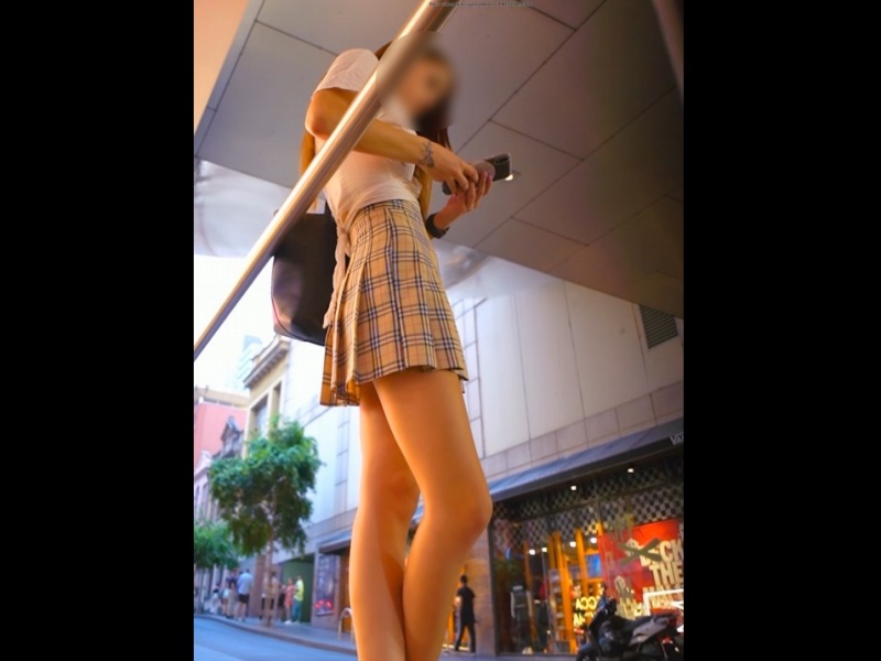 【盗撮動画】ランクは超S級！極上スレンダー美女のパンチラが拝める逆さ撮りパンチラ動画