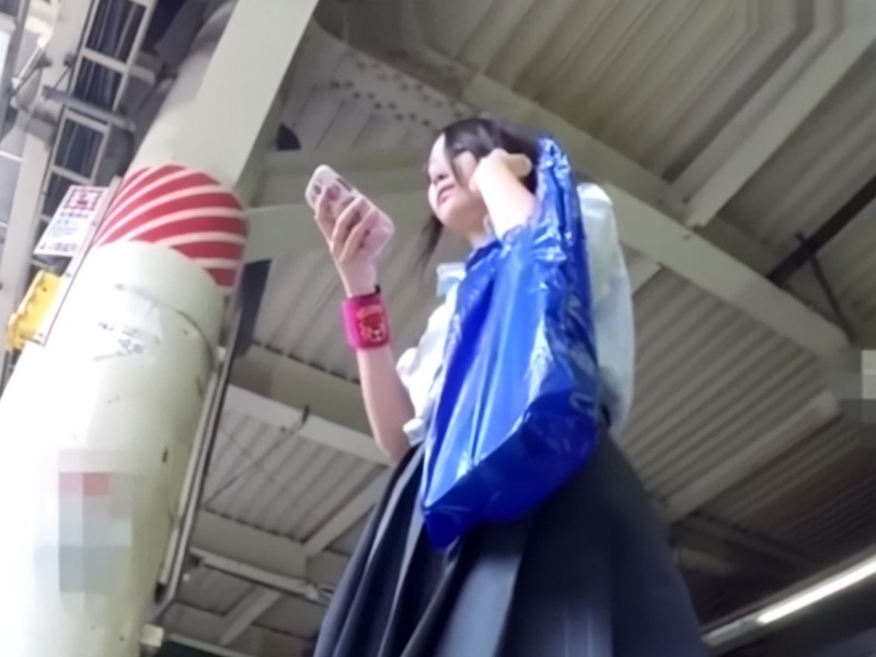 【盗撮動画】顔は可愛いのにガッツリシミ付き！女の子の日の制服JKパンチラをご覧ください