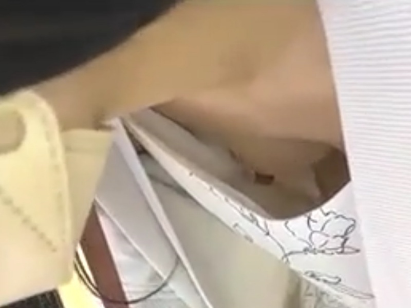 【盗撮動画】ノーブラで出歩くセレブ女子さん、乳首とTバックを同時に激撮される