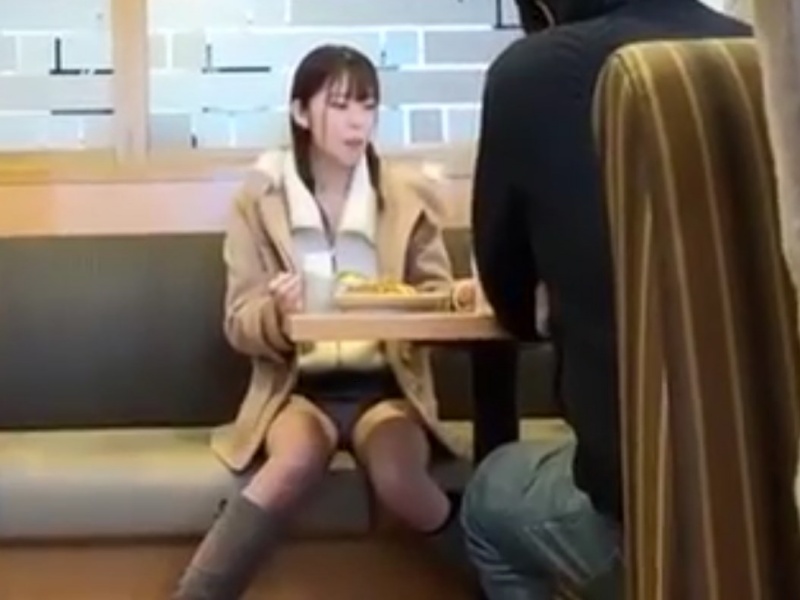 【盗撮動画】ファミレスでカップルの可愛い彼女の白Pを隠し撮り→盗撮に気付かれた結果・・・
